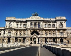 La particolare tenuità del fatto al concorrente che abbia recato un contributo minimo alla commissione del reato