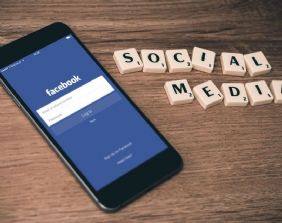 Sospensione immotivata dell´account. Penale per Facebook in caso di ritardo nella riattivazione