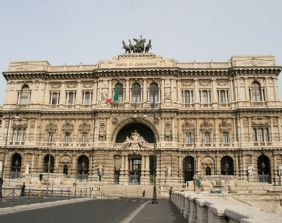 Referendum, la Cassazione ammette il nuovo quesito. Ripartono i termini e rischia di slittare la data del voto