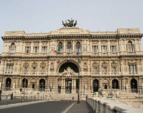 La natura della circostanza aggravante dell´agevolazione mafiosa al vaglio delle Sezioni Unite