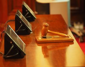 Nella valutazione delle prove il giudice non può dare prevalenza alle emergenze testimoniali che siano contrastanti con la confessione giudiziale