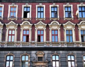 La natura giuridica delle restrizioni alle facoltà inerenti al godimento della proprietà esclusiva ed il regolamento di condominio