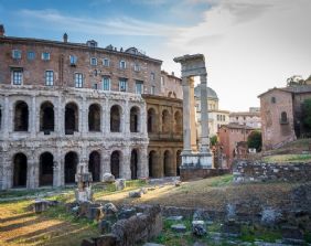 L´affermazione del paradigma comparatistico: da Carandini a Schiavone. Le categorie della mentalità arcaica nello studio metodologico del mondo antico