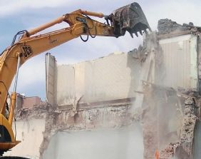 La presentazione di una istanza di sanatoria non comporta l´inefficacia del provvedimento di demolizione pregresso